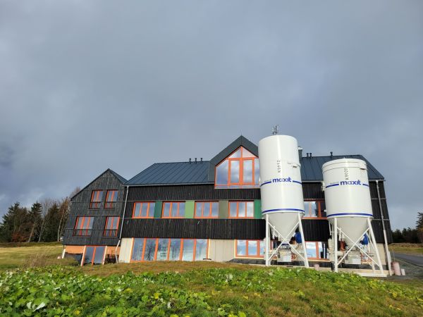 Freizeitheim mit Silos für Estrich Freizeitheim mit Silos für Estrich