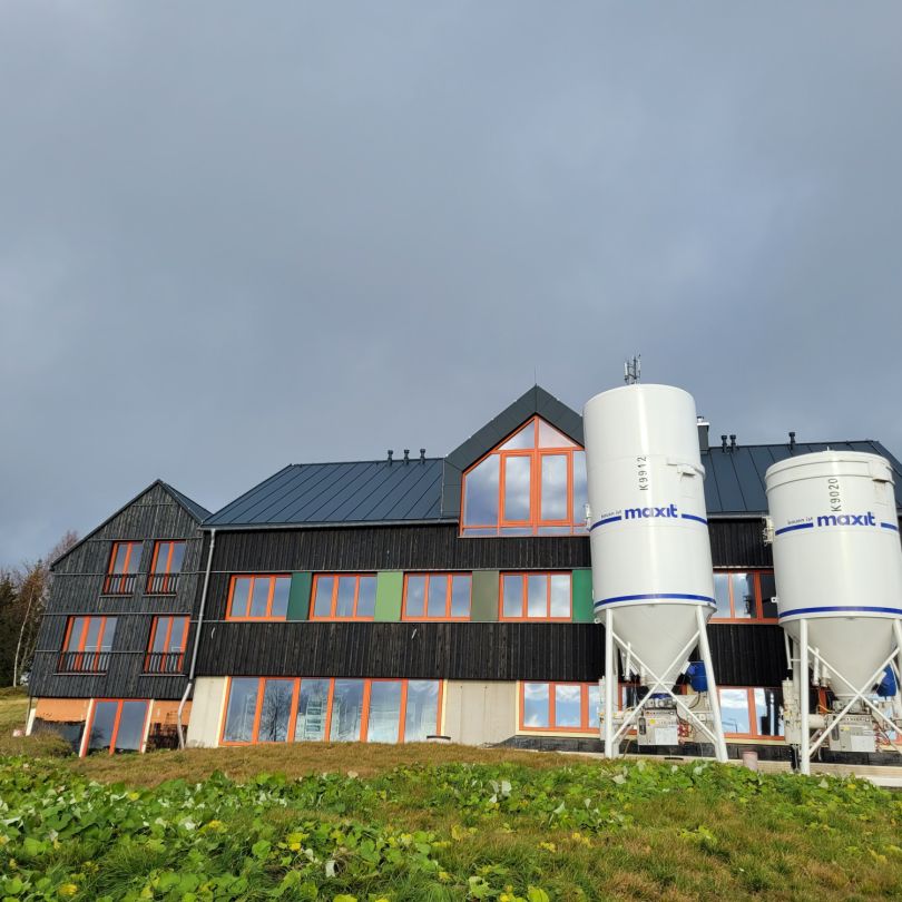 Freizeitheim mit Silos f&uuml;r Estrich