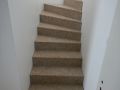 Die Treppen sind mit Granit verkleidet.