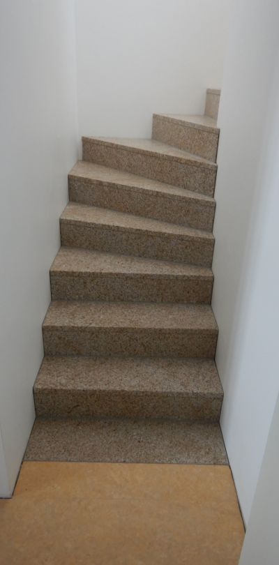 Die Treppen sind mit Granit verkleidet.
