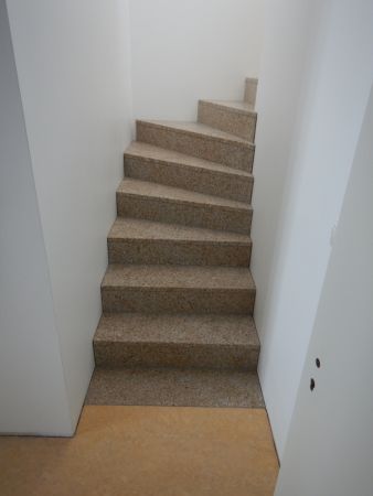 Die Treppen sind mit Granit verkleidet. Die Treppen sind mit Granit verkleidet.