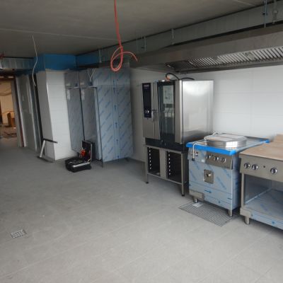 Der Einbau der Gro&szlig;k&uuml;che beginnt.