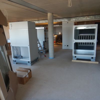 Die Ger&auml;te f&uuml;r die L&uuml;ftungsanlage sind da und warten auf den Einbau.