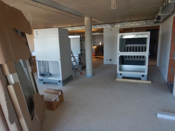 Die Geräte für die Lüftungsanlage sind da und warten auf den Einbau. Die Geräte für die Lüftungsanlage sind da und warten auf den Einbau.