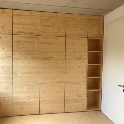 Schrank im 4-Bett Zimmer.