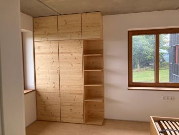 Schrank im Zweibettzimmer.