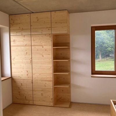 Schrank im Zweibettzimmer.