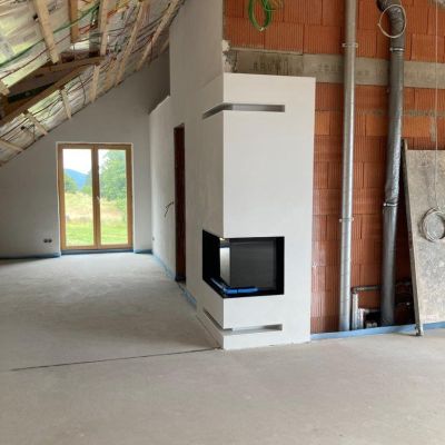 Kamin im gro&szlig;en Gruppenraum &ndash; leider noch ohne Trockenbau.